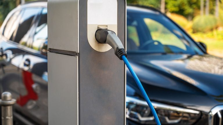 Beneficios de instalar una estación de carga para vehículos eléctricos
